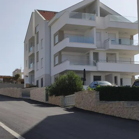 Dolphin View With A Pool By The Апартаменты *