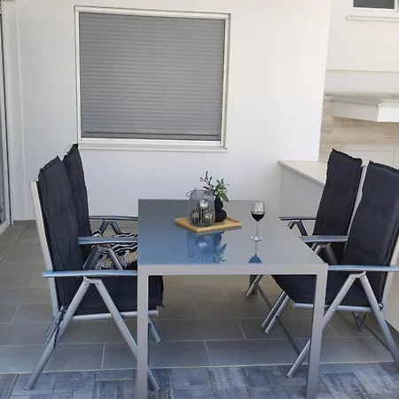 Apartamento Dolphin View With A Pool By The Mandre