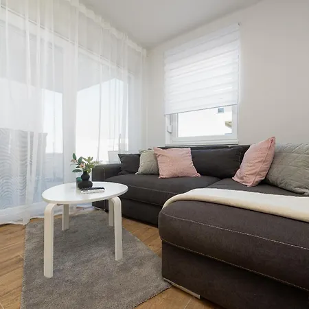 Dolphin View With A Pool By The Мандре