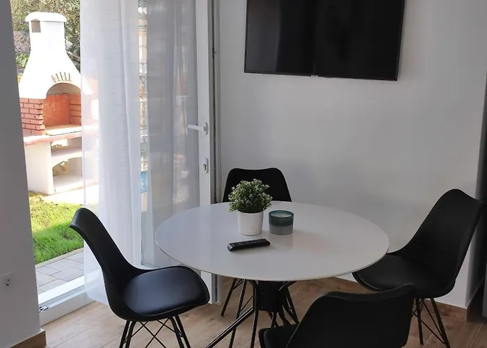 Dolphin View With A Pool By The Мандре