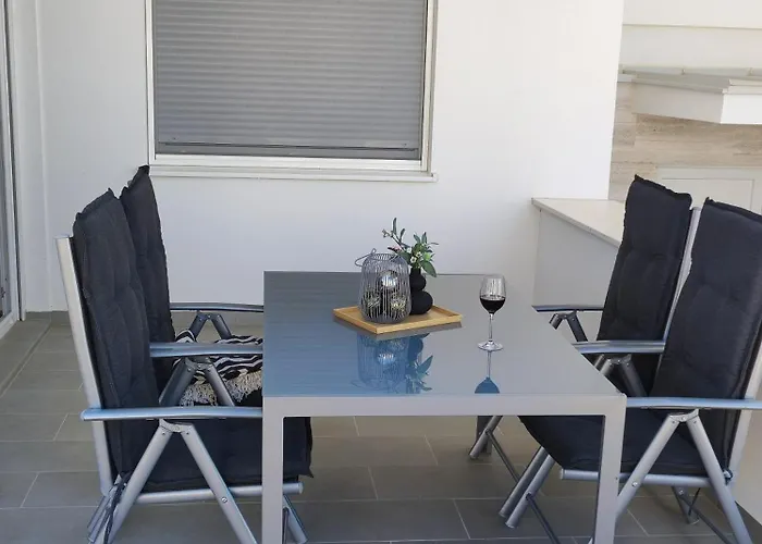 Апартаменты Dolphin View With A Pool By The Мандре