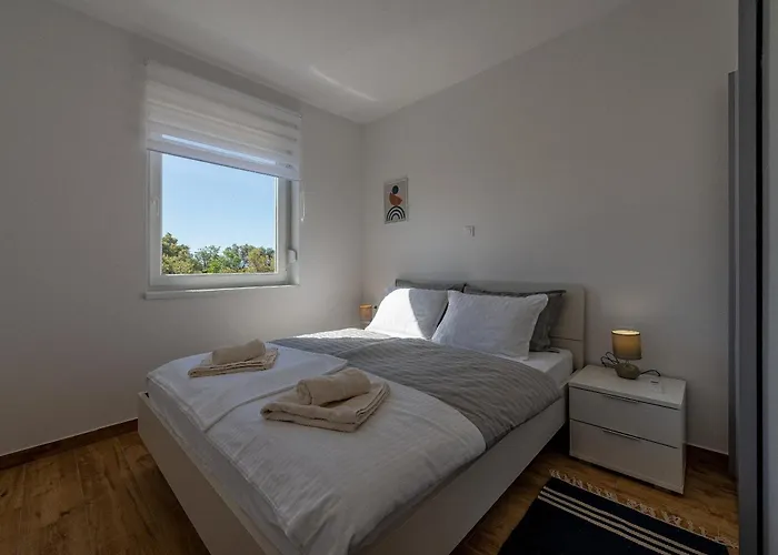 Dolphin View With A Pool By The Апартаменты *