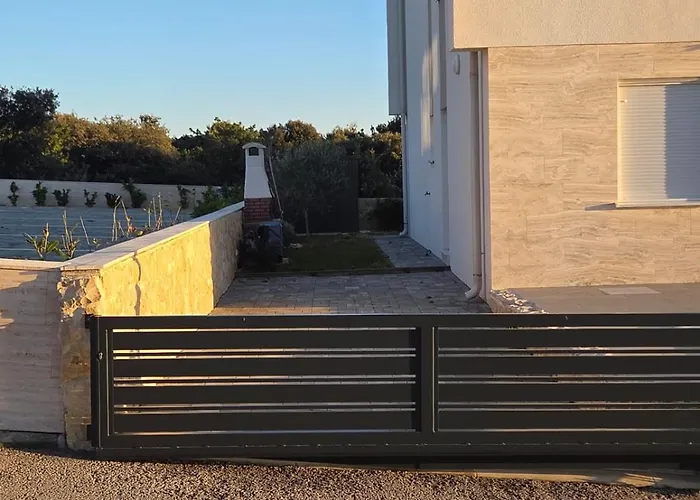 Dolphin View With A Pool By The Апартаменты Мандре