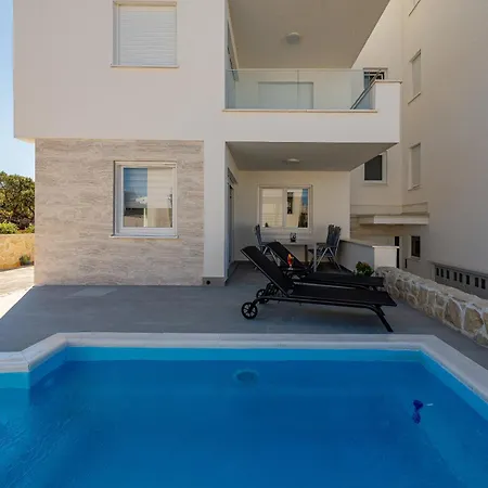 Dolphin View With A Pool By The Mandre