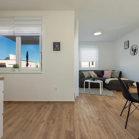 Dolphin View With A Pool By The Apartamento *