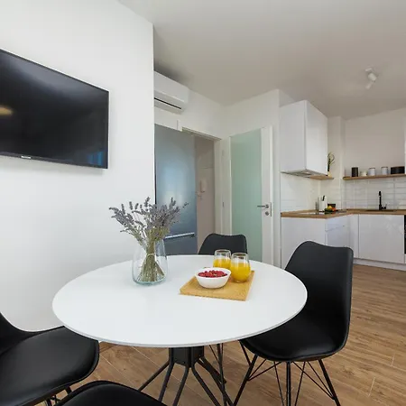 Daire Dolphin View With A Pool By The