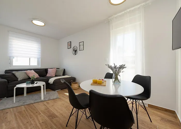 Dolphin View With A Pool By The Apartamento Mandre