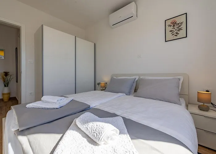 Dolphin View With A Pool By The Apartamento