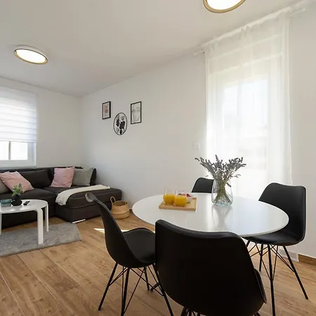 Dolphin View With A Pool By The 公寓 曼德雷