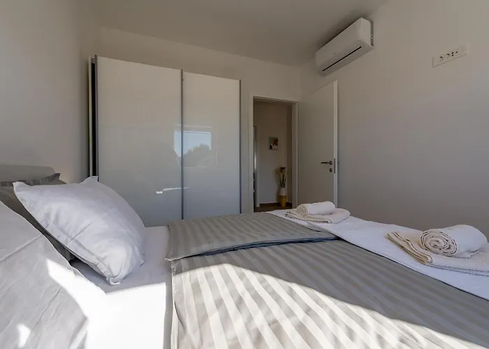 Dolphin View With A Pool By The Mandre